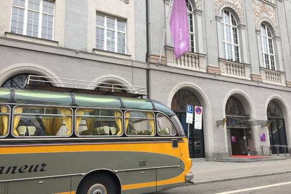 Oldtimer-Bus für Besucher vorm House of JAB Anstoetz