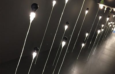 Hintergründiges Design im Foscarini Showroom: Hängeleuchten die aufrecht stehen und nicht die Birne leuchtet sondern die Fassung – Entwurf von Architekt und Künstler James Wines.